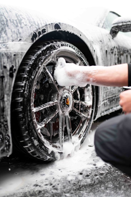 Detailed alloy wheel with snow foam